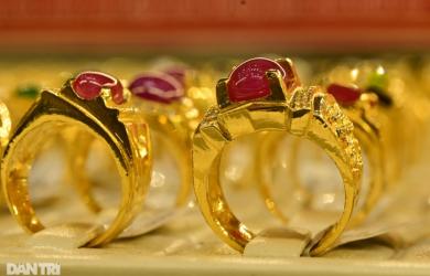 Người Việt tăng mua vàng, 3 tháng mua 12 tấn, giá ra sao?